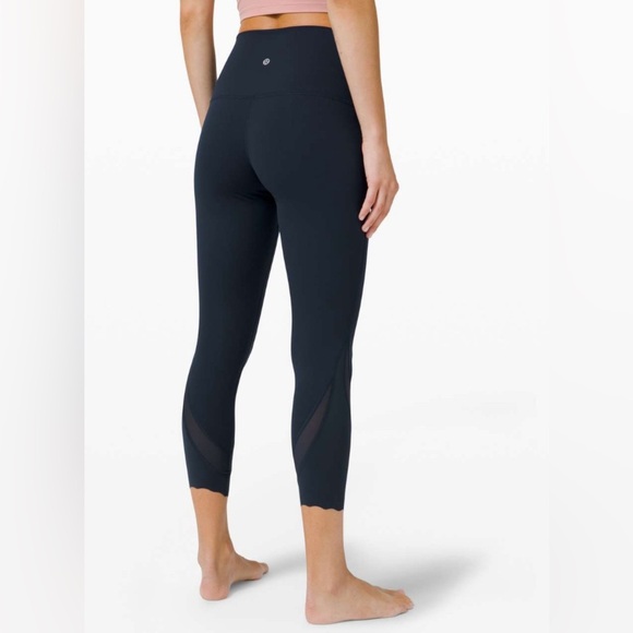 Lululemon Wunder Under HighRise Crop 23 Scallop FullOn Luxtreme
True Navy size 8 - Picture 1 of 7